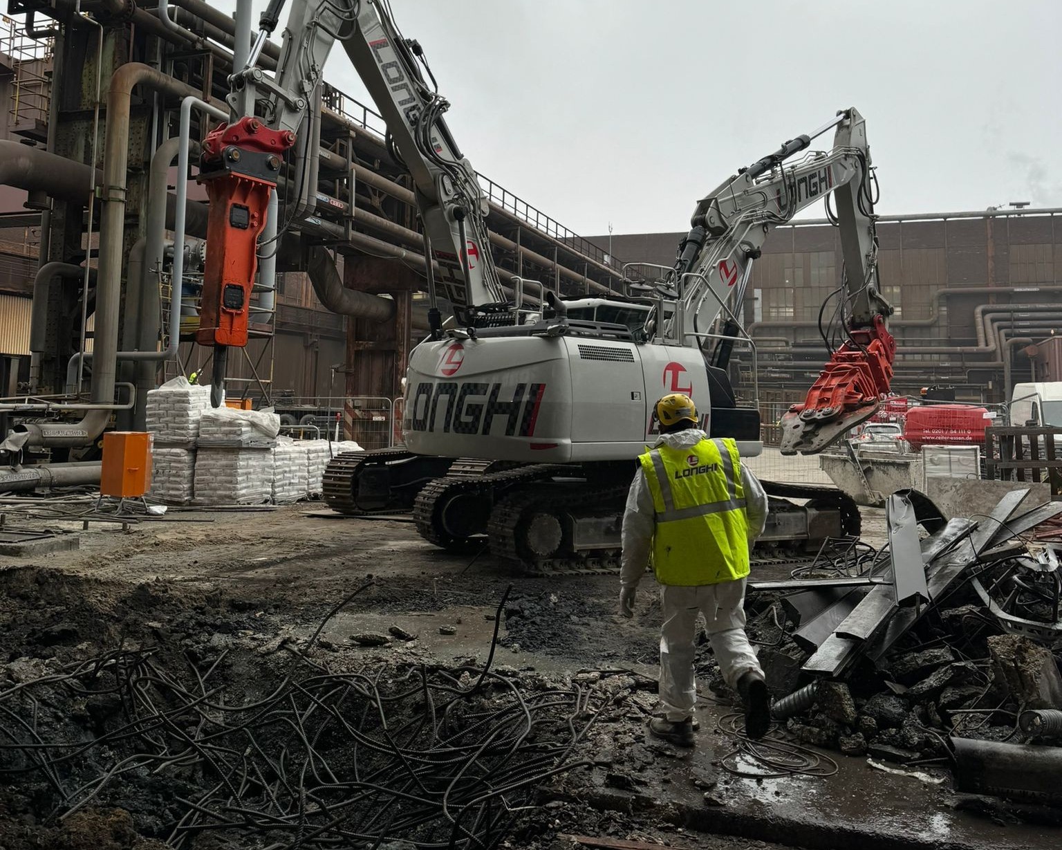 Excavateurs Longhi sur site de déconstruction industrielle